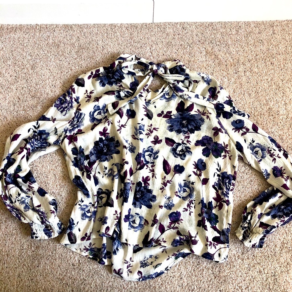 Long sleeve shirt with bow and peep hole